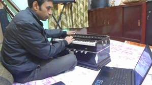 Harmonium-learning-online-lessons-Indian-guru-teachers