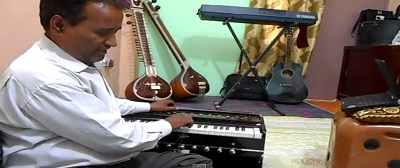 Harmonium-training-online-guru-instructors-Indian-trainer-learning-lessons